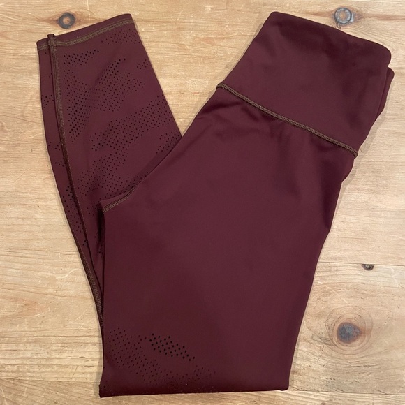 Athleta Persistence Laser Cut 7/8 Tight in Antique Burgundy Gym Athleisure Sm - Picture 1 of 11
